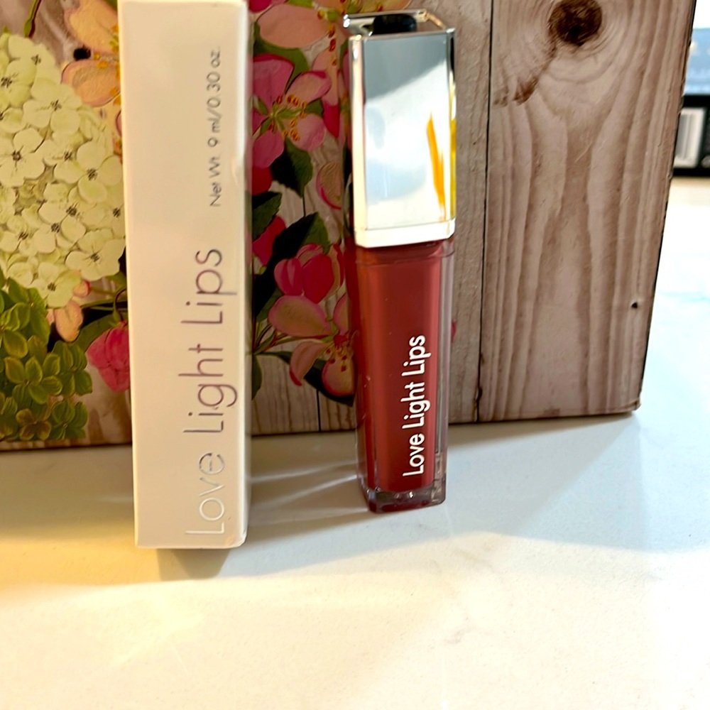 Love Lights Lips lighted lip gloss with mirror .30 oz
